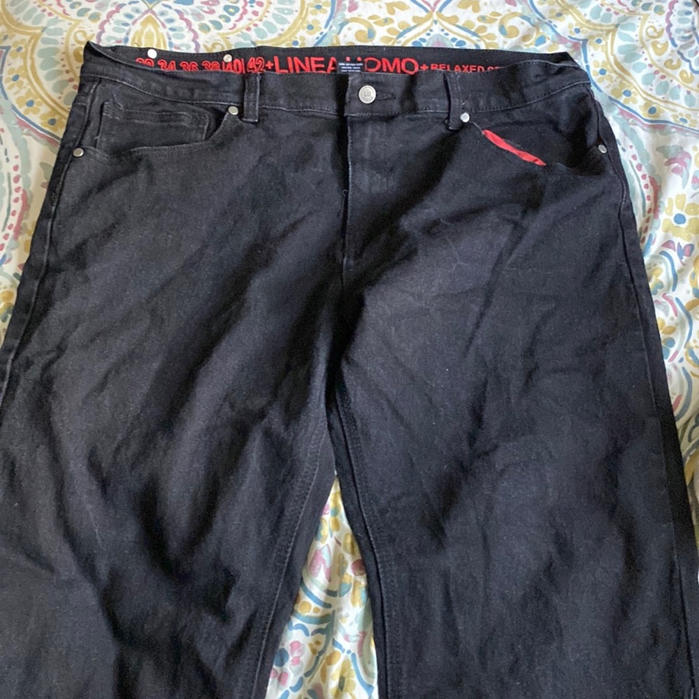 Black straight jeans with red pockets